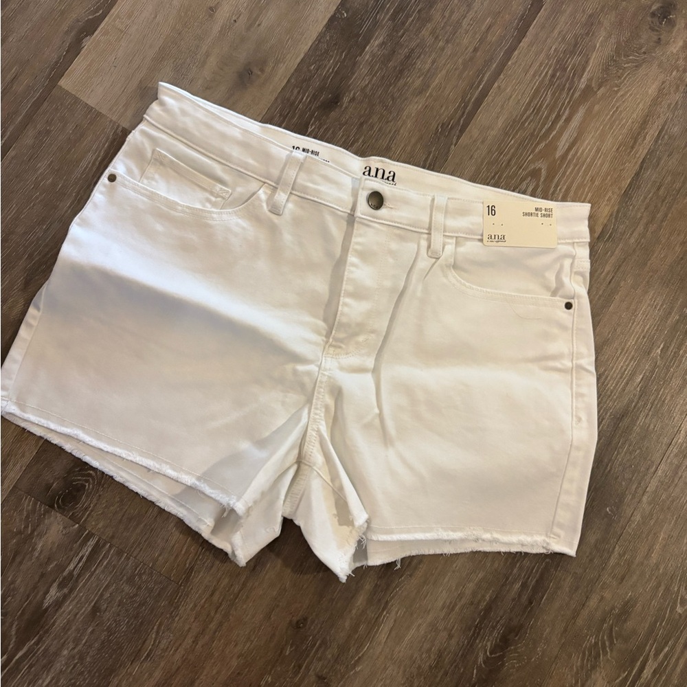 a.n.a White Denim Raw Hem Mid- Rise Shortie Shorts Sz 16 NWT
